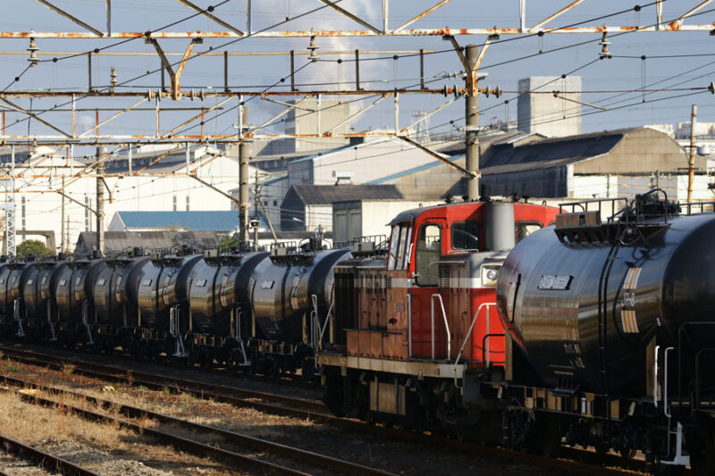 安善駅でタキ38000を入れ替えるDE10