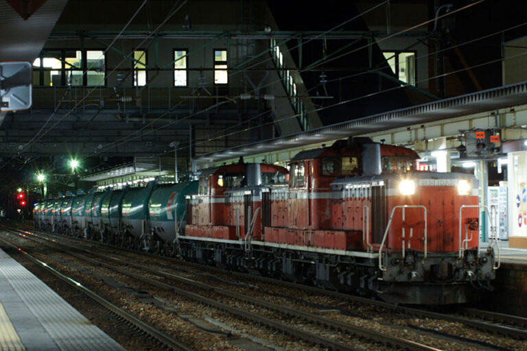 新津駅でDD51重連の石油貨物列車も見納めとなる
