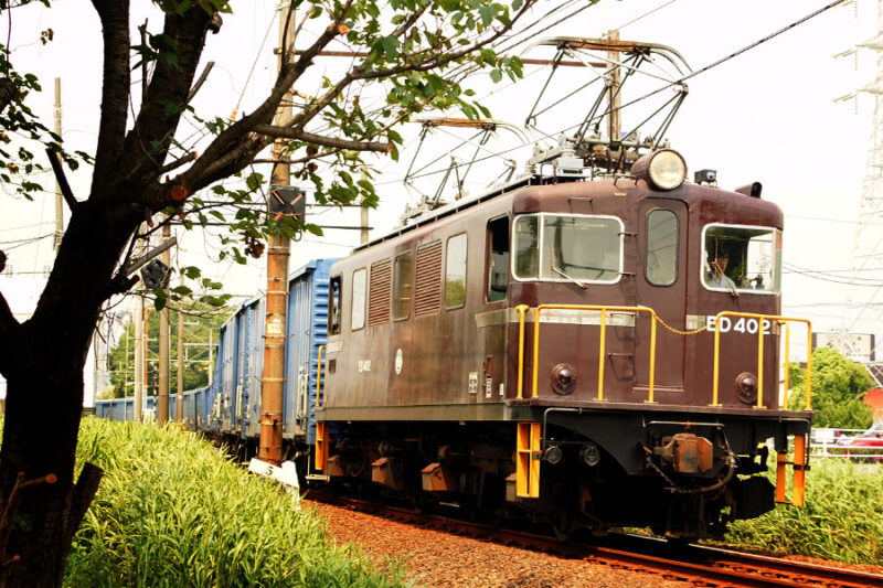 岳南鉄道ED402が牽引するワム80000の紙輸送列車