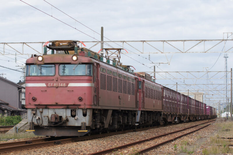 EF81148 牽引により EF81302が次位無動力回送された