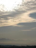 朝の山々と雲