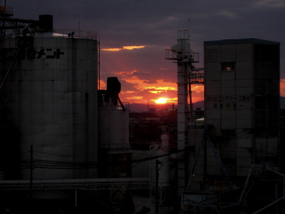 セメント工場と夕日
