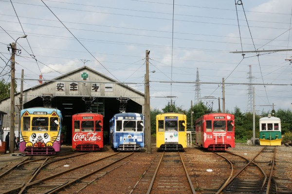 万葉線車庫前での電車の並び