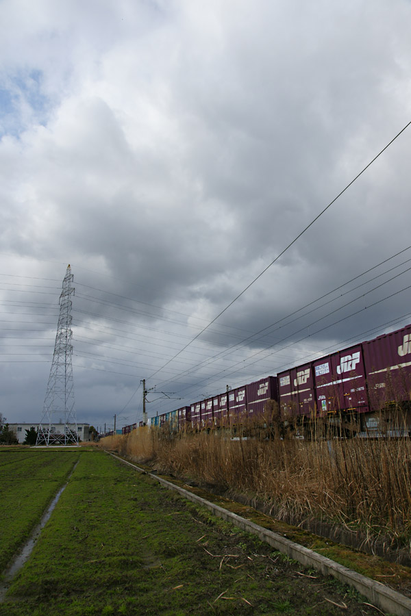 雲と鉄塔と貨物列車