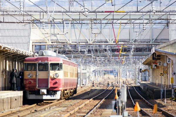 糸魚川駅に到着した475系急行色