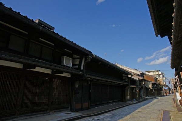 高岡市金屋町の町並み