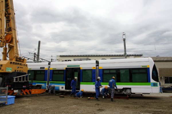 南富山車両基地に到着した新型連接車両 T100