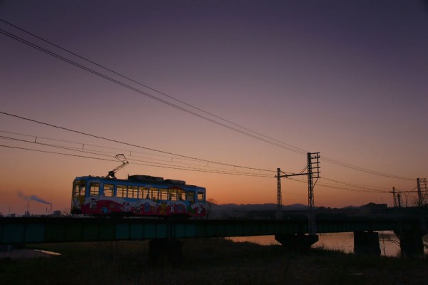 夕闇を行くねこ電車