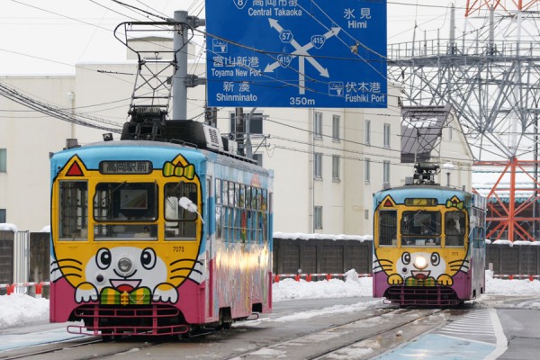 デ7073 & デ7072 新旧ねこ電車並び