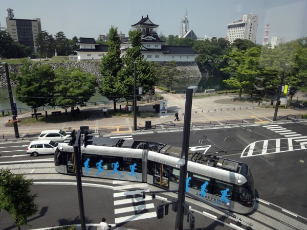 富山国際会議場から見たセントラムと富山城