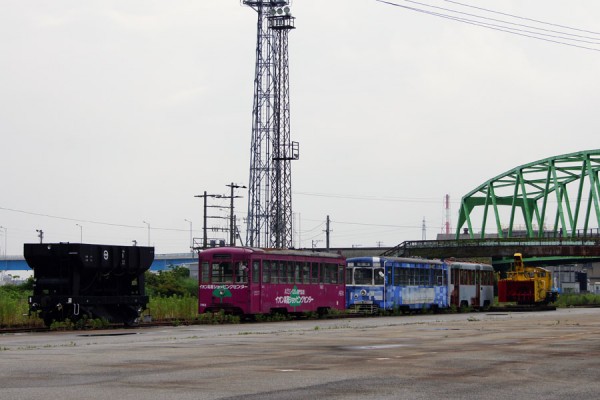 ホッパー車と路面電車などが並ぶ