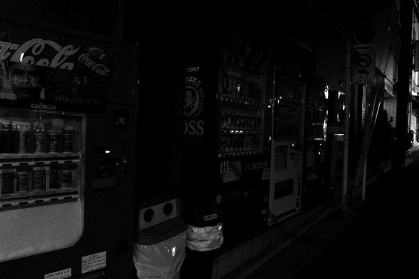 明かりの消えた自動販売機