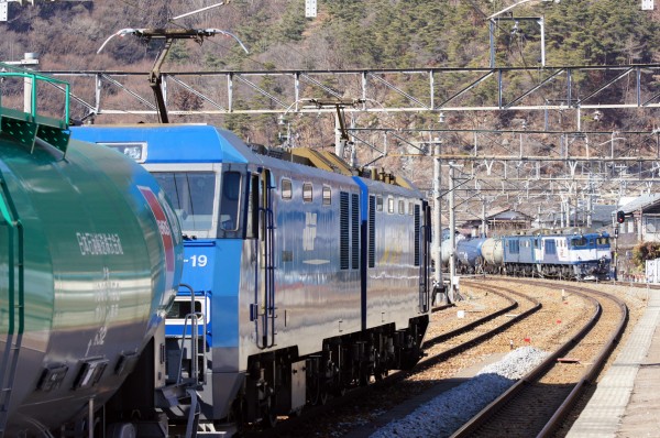 坂城で出発待ちの EH200-19 8761レ と西上田へ向けて通過する EF64 牽引の 8764レ