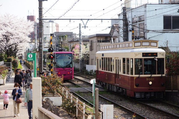 最新の8800形とレトロ電車風の9000形