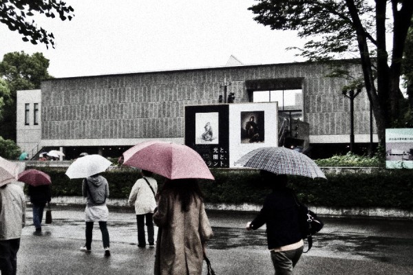 雨の国立西洋美術館