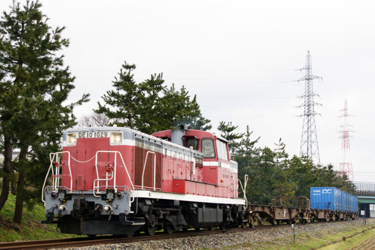 新湊線の貨物列車を牽引するDE10 1029