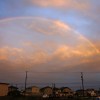 夕方の街にかかる虹