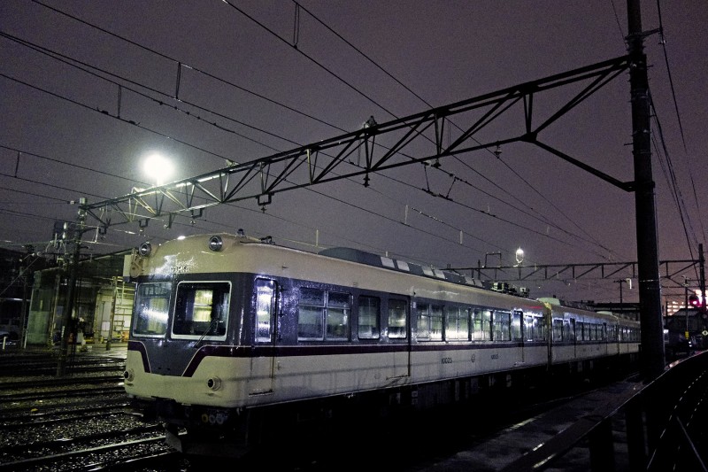 2013-02-13 稲荷町駅  Sony DSC-RX100 d彫り優先F1.8 ISO1600 WB:蛍光灯